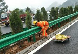 宜阳县高速路口段安装中间分隔带波形护栏