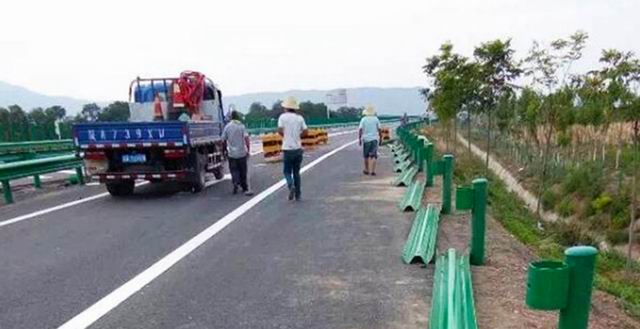 高速公路波形护栏安装.jpg