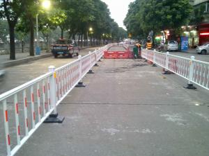 郑州1900米红白色市政护栏安装项目完成